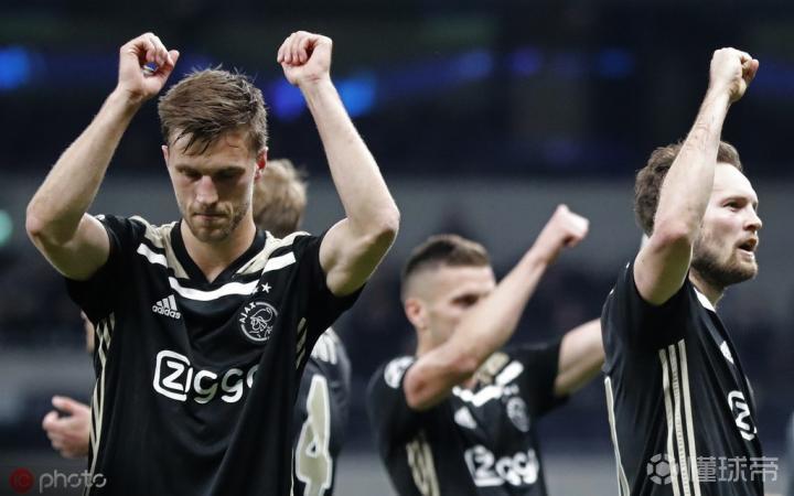 包含窗口期阿贾克斯调整名单以备法甲，完成体检环节打磨，媒体盛赞，资深球员宣示担当的词条