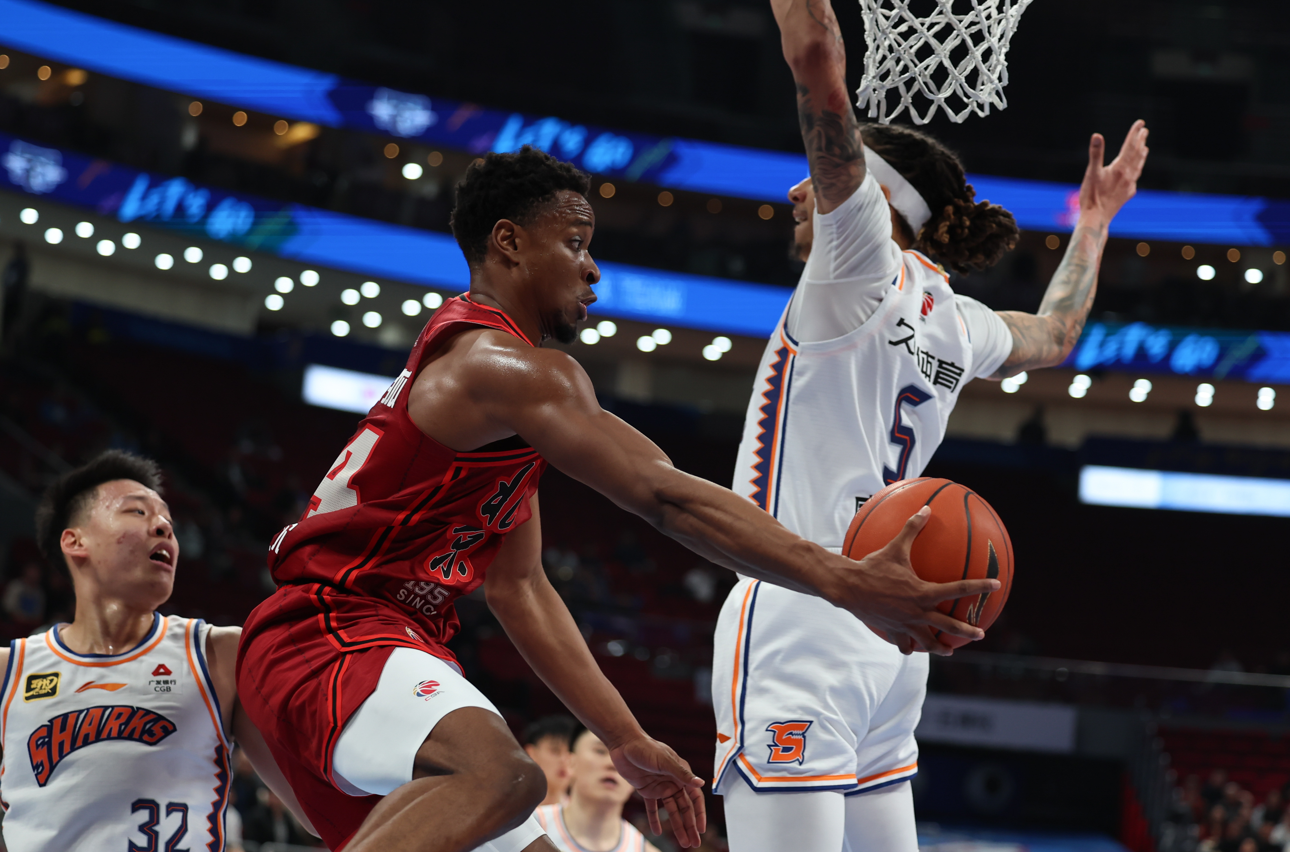 包含阿斯顿维拉发布备战花絮，关键时刻篮板制胜，CBA季后赛任务艰巨，轮换策略成焦点的词条