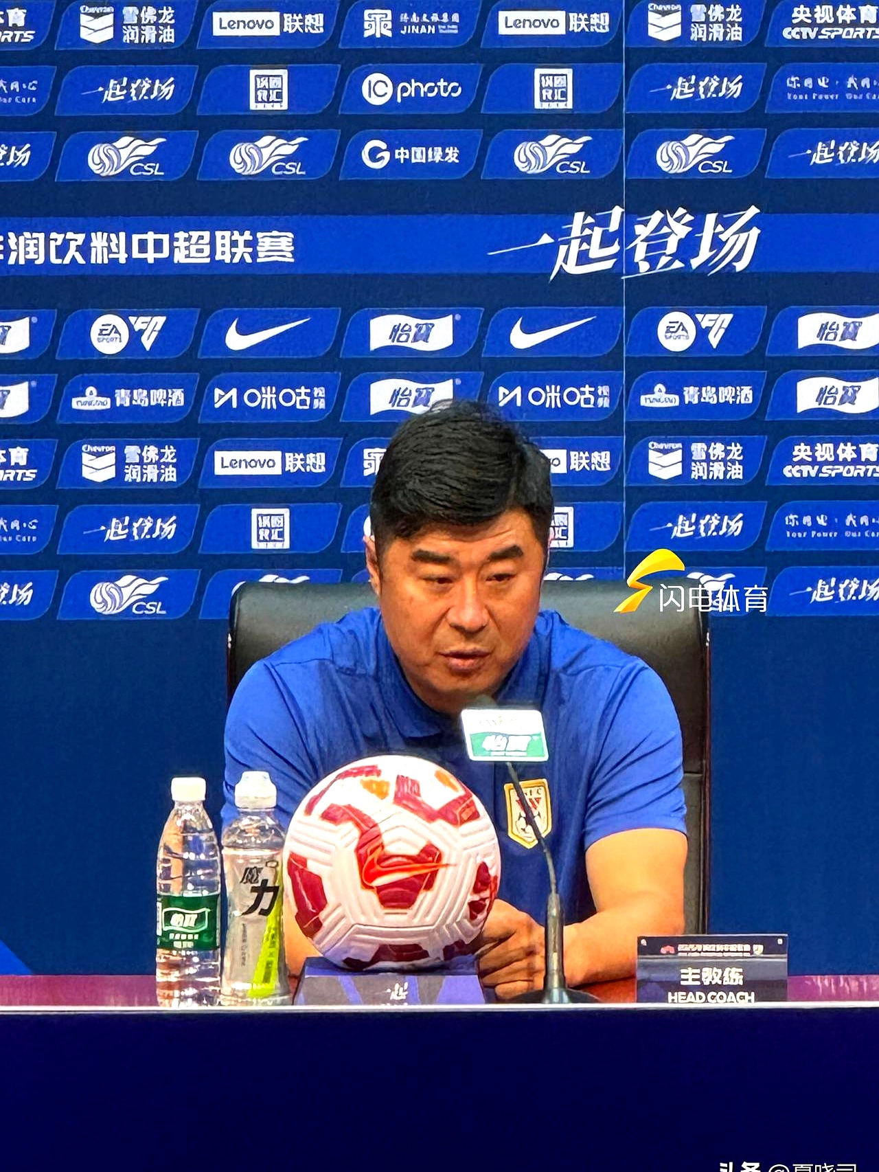 托特纳姆训练开放日；清晨调整名单引欢呼；足总杯在即；资深球员宣示担当 