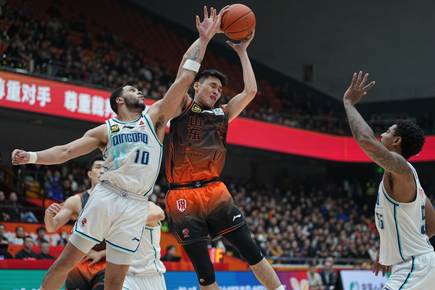 今晚英超焦点战，山东男篮战术微调，气氛紧张，赛季目标并未改变(战略特勤组最后10秒)